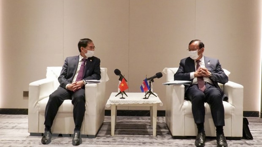 Foreign ministers satisfied with development trend in Vietnam-Cambodia ties